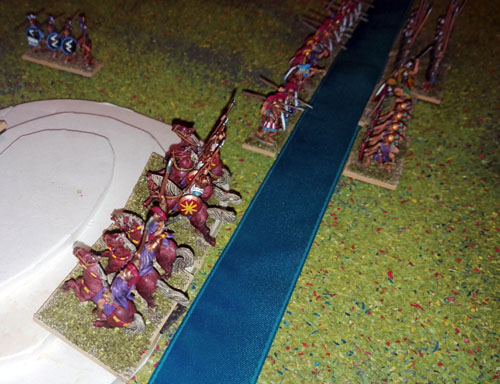 La cavalerie Seleucide à traversé la rivière en crue et  tente de prendre position sur une colline